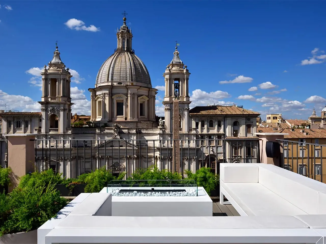 Rooftop terrace with a hot tub facing the domes of Sant'Agnese in Agone.