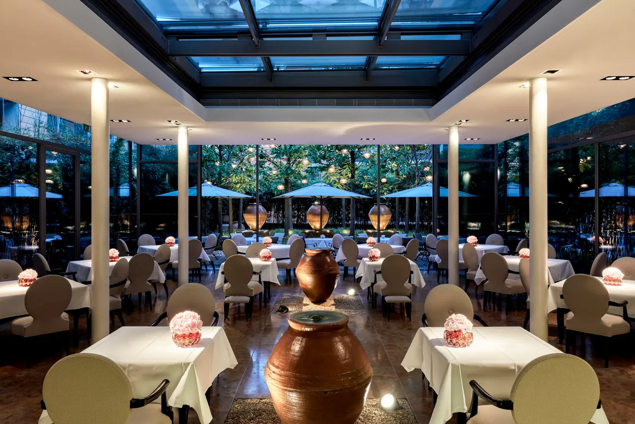 Restaurant FACIL glowing with warm light in the evening.